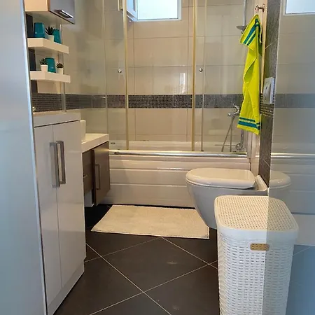 4 N 2 Apartment *