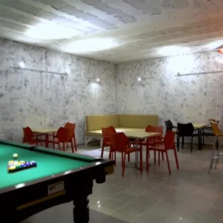 4 N 2 Apartment *